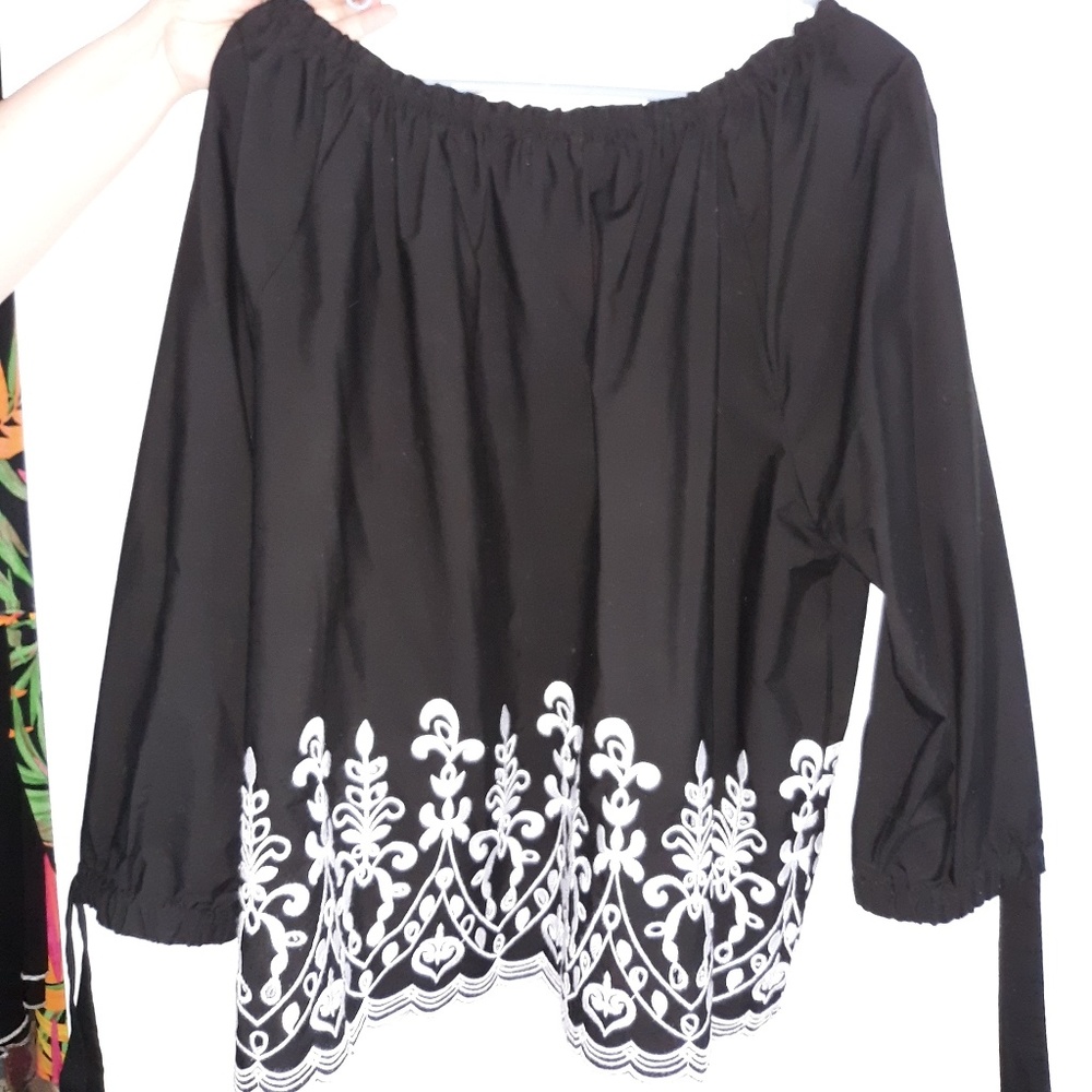🖤Black and white peasant blouse
